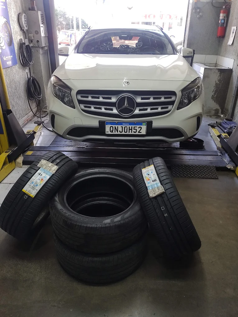 Conserto e venda de pneus para carros de passeio na Borracharia JK