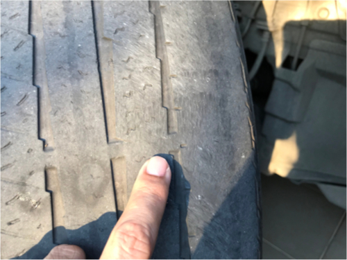 Pneus carecas com sulcos desgastados